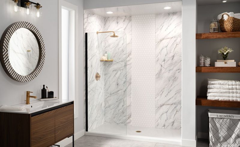 Deluxe marble shower with inlaid basketweave section