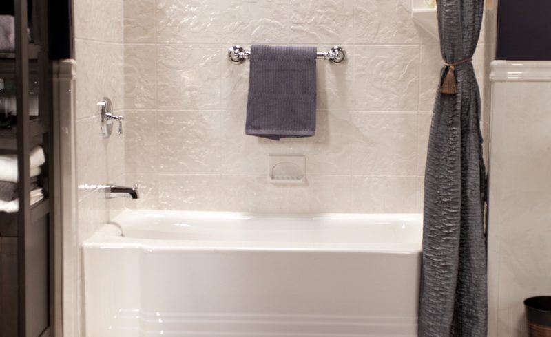 White_Classic_Tub_12x12_Silver_White_Walls_Polished_Chrome