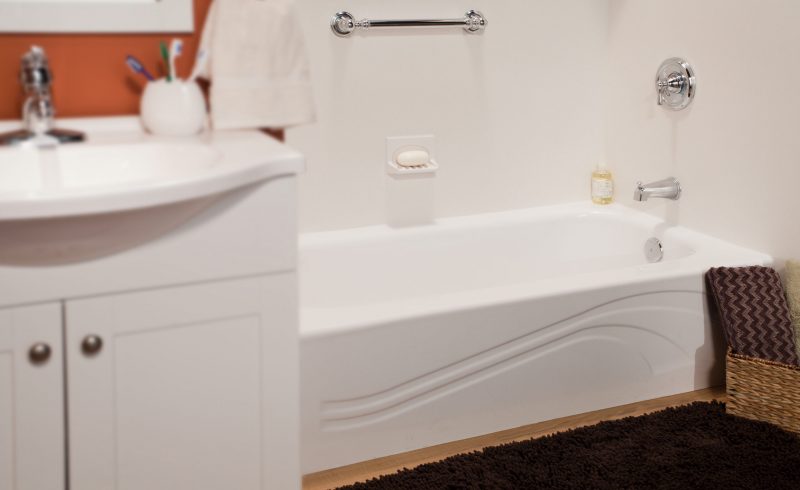 White_Wave_Bath_with_White_Smooth_Walls_and_Polished_Chrome